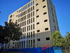 寶潤(rùn)達(dá)7層自建辦公樓巖棉板保溫裝飾一體板施工中